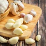 Alho serve como antibiótico? Anvisa faz alerta sobre uso caseiro