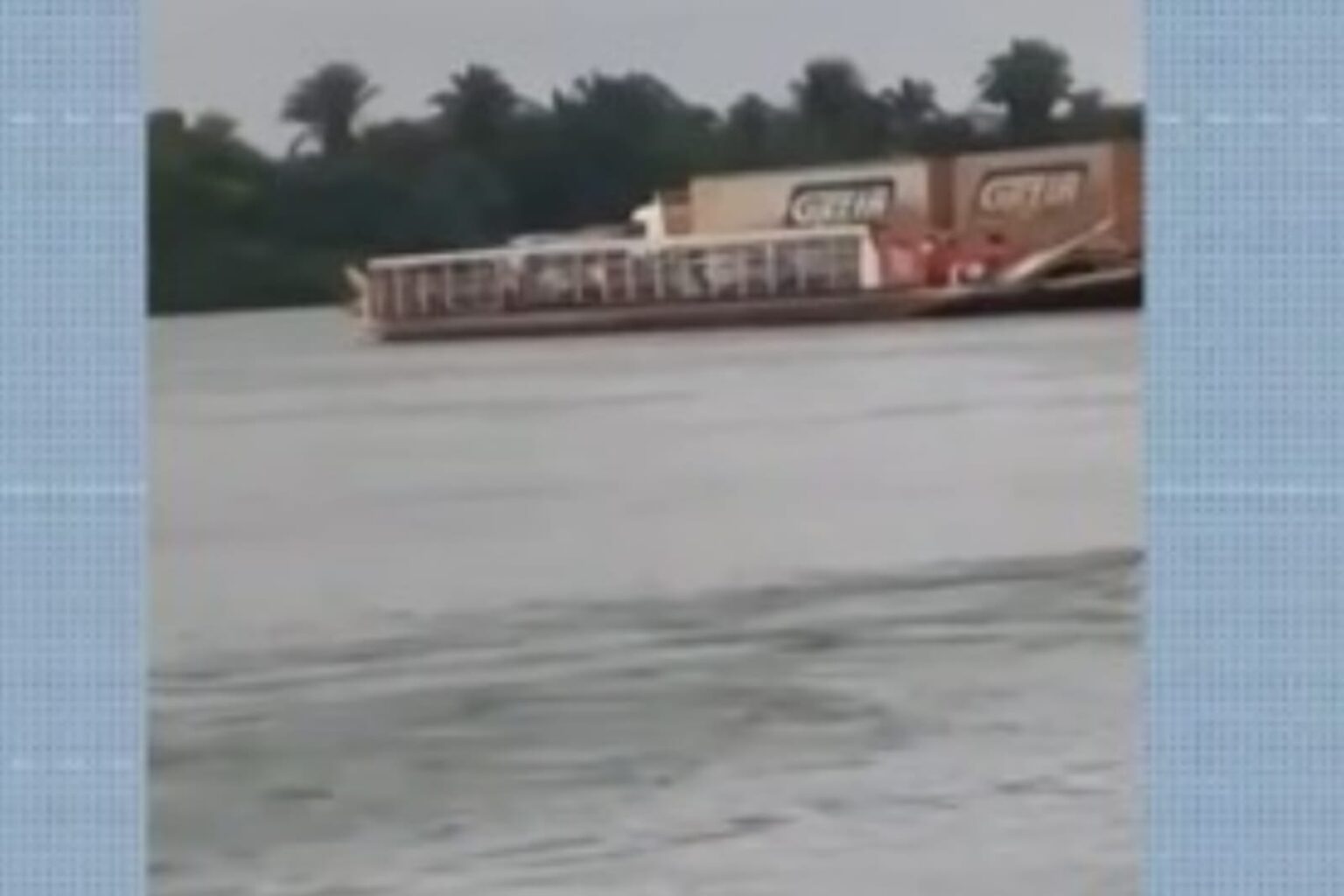 Balsas batem durante travessia no Rio Araguaia na divisa entre Pará e Tocantins