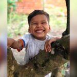 Filho de blogueira morre ao levar choque enquanto brincava na praia