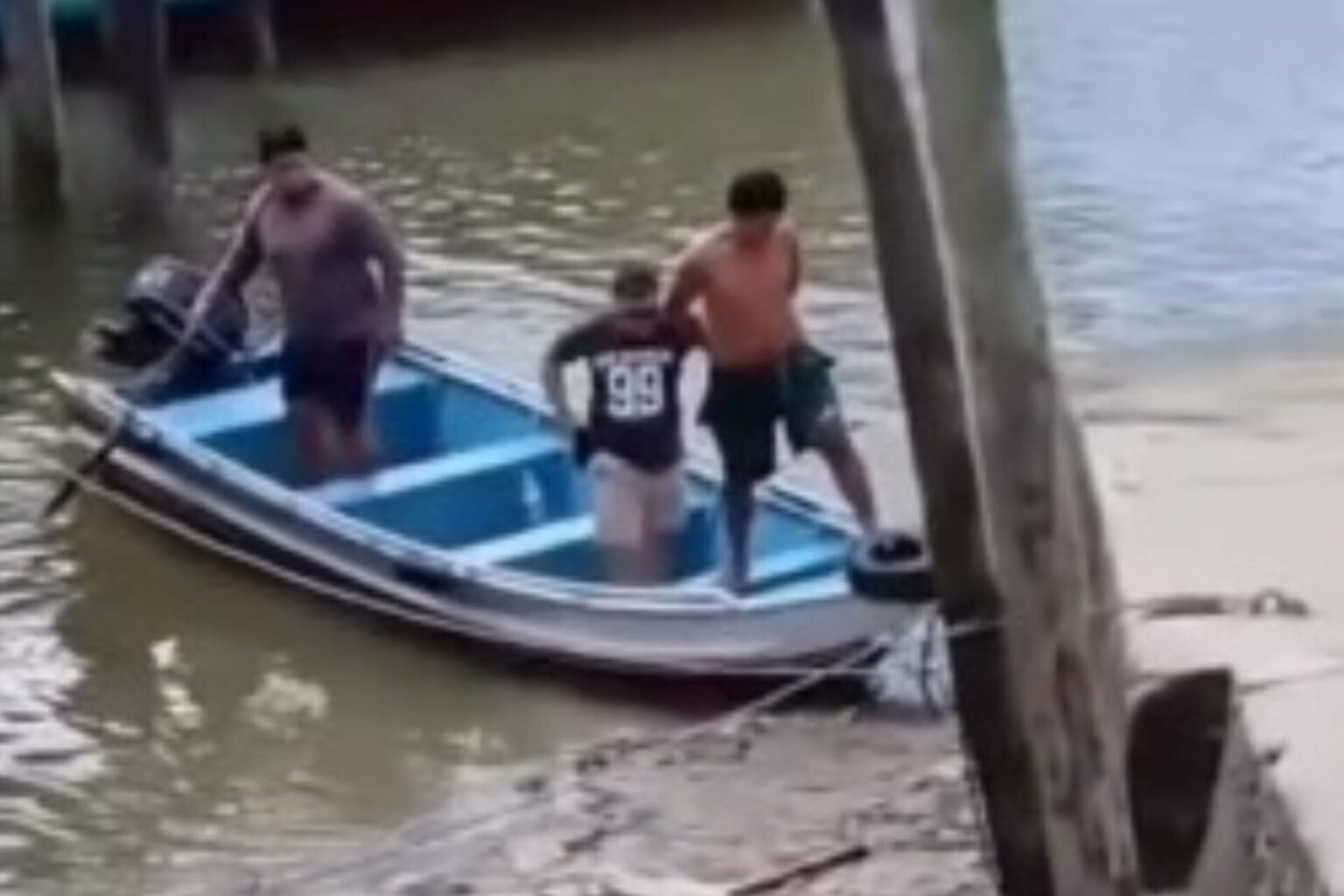 Pescador é morto a facadas em embarcação no meio do rio no Pará