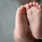 Pais quebram rodo na cabeça de bebê de 10 meses em briga por piercing