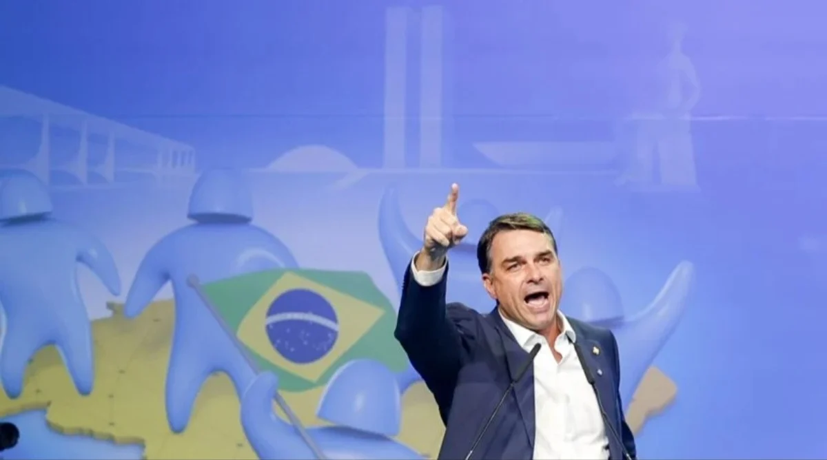 Flávio Bolsonaro diz que pai entregará faixa presidencial “queiram ou não”
