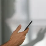Mulher tem vídeo íntimo vazado após levar celular para consertar em assistência técnica