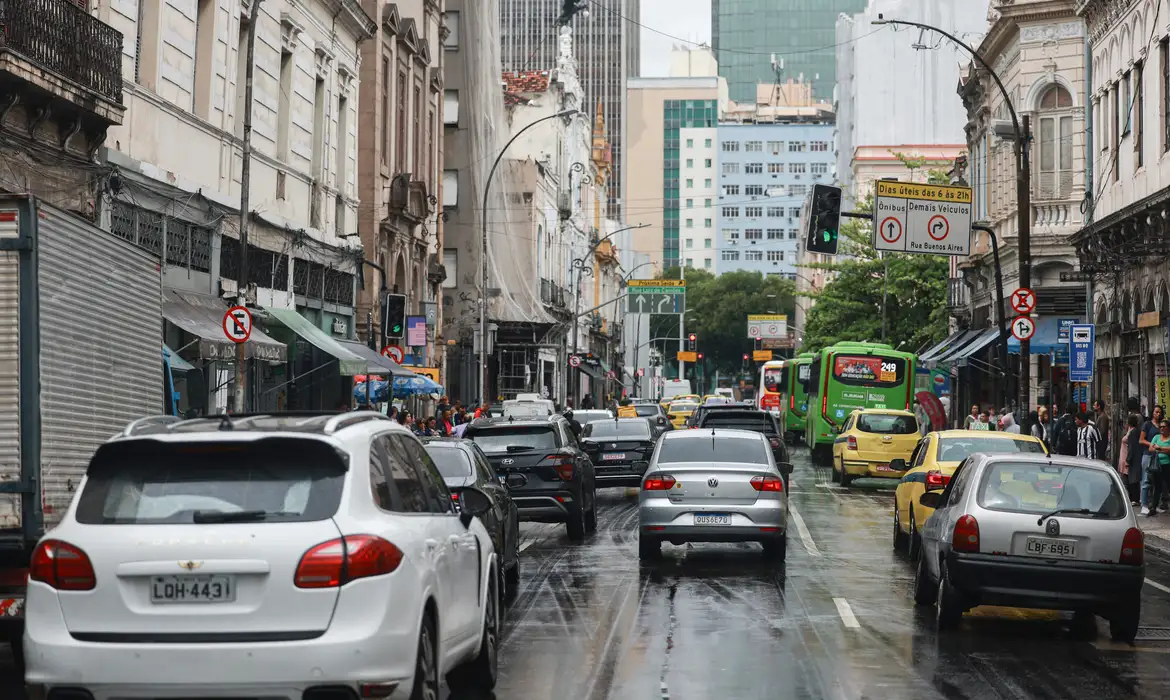 Adesivo de propaganda eleitoral em carros pode inviabilizar cobertura de seguros; entenda o porquê