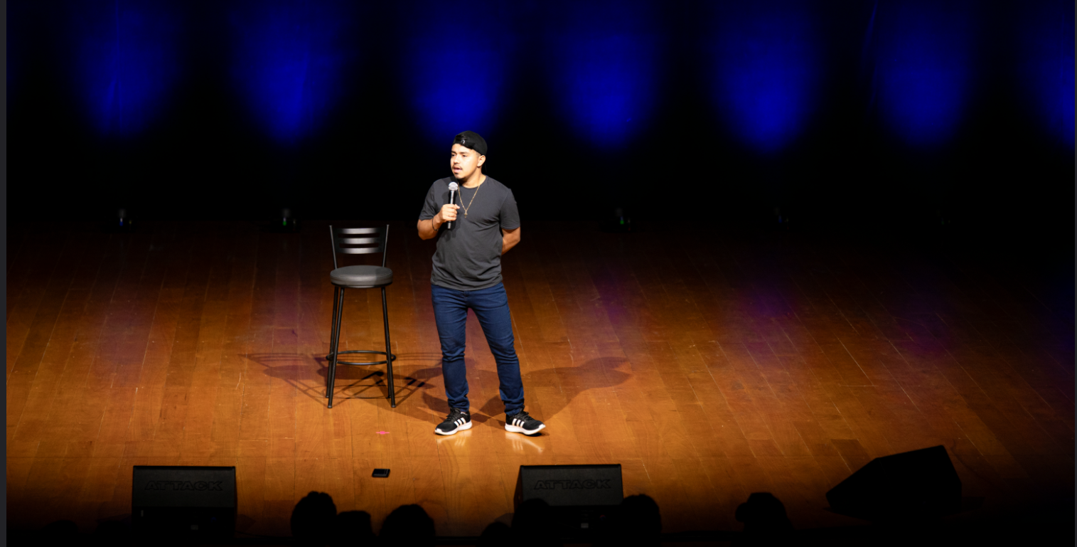 Comediante amazonense lota duas sessões de stand-up em Marabá