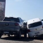 Carro fica sobre mureta após colisão na BR-230, em Marabá