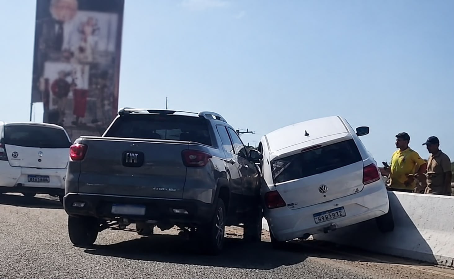 Carro fica sobre mureta após colisão na BR-230, em Marabá