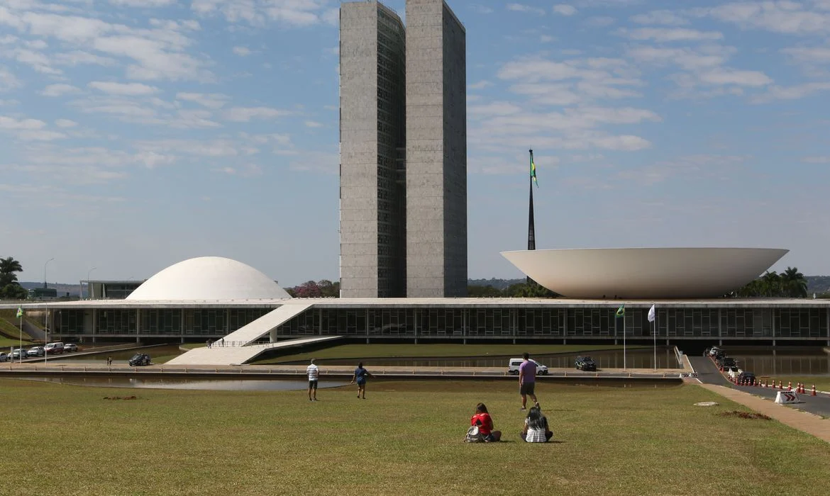 Congresso inicia nesta semana votações do fim da escala 6×1 e da ‘taxa das blusinhas’