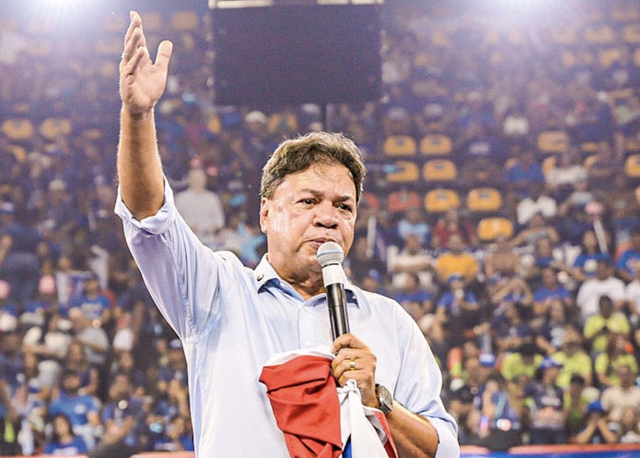 Candidato ao Senado, Chicão desmaia e é levado para hospital no Pará