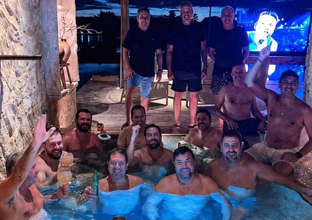PF encontra foto de parlamentares em piscina durante investigação sobre supostas fraudes no INSS