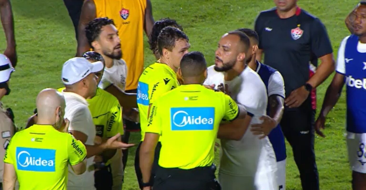 Lei Vini Jr. é aplicada pela primeira vez no Brasileirão em Vitória x Botafogo