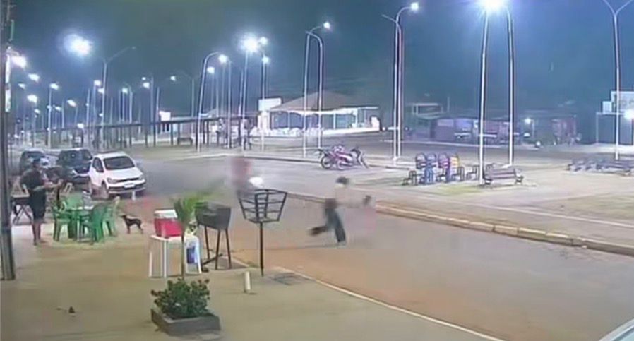 Mãe é atropelada por moto ao tentar tirar filha do meio de avenida no Pará