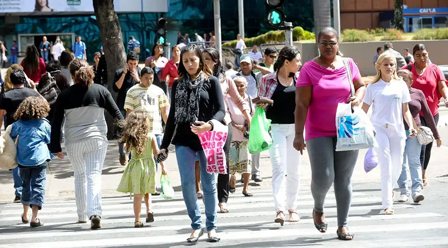 IBGE: População brasileira cresce 0,37% e chega a 214,2 milhões em 2026