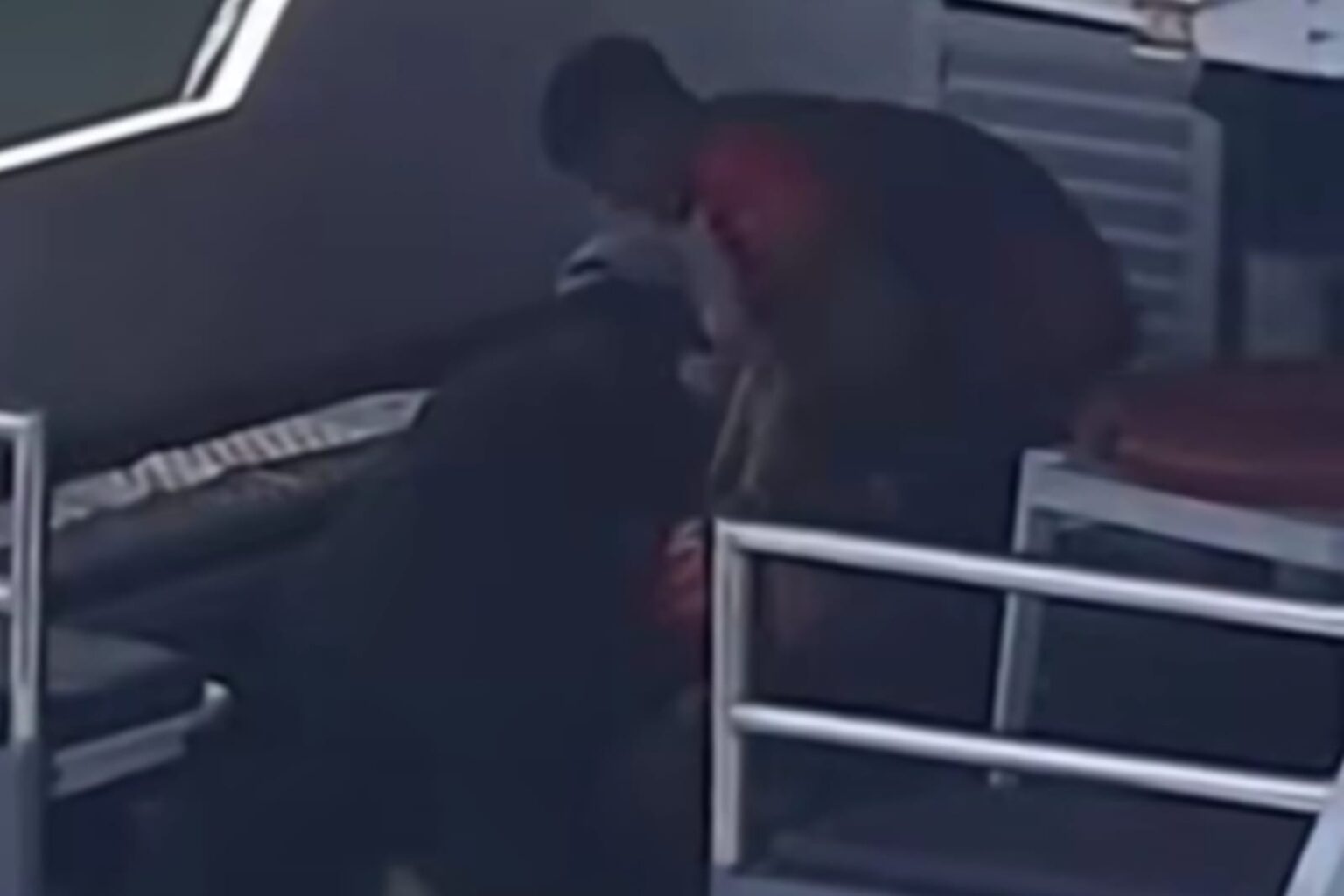 Jovem é amarrado por populares e entregue à PM após suspeita de furto em Oriximiná