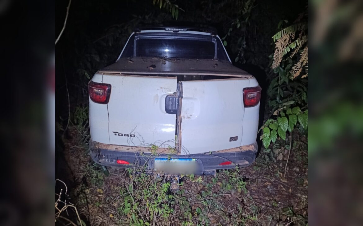 Caminhonete roubada é encontrada escondida em área de vegetação na zona rural de Parauapeba