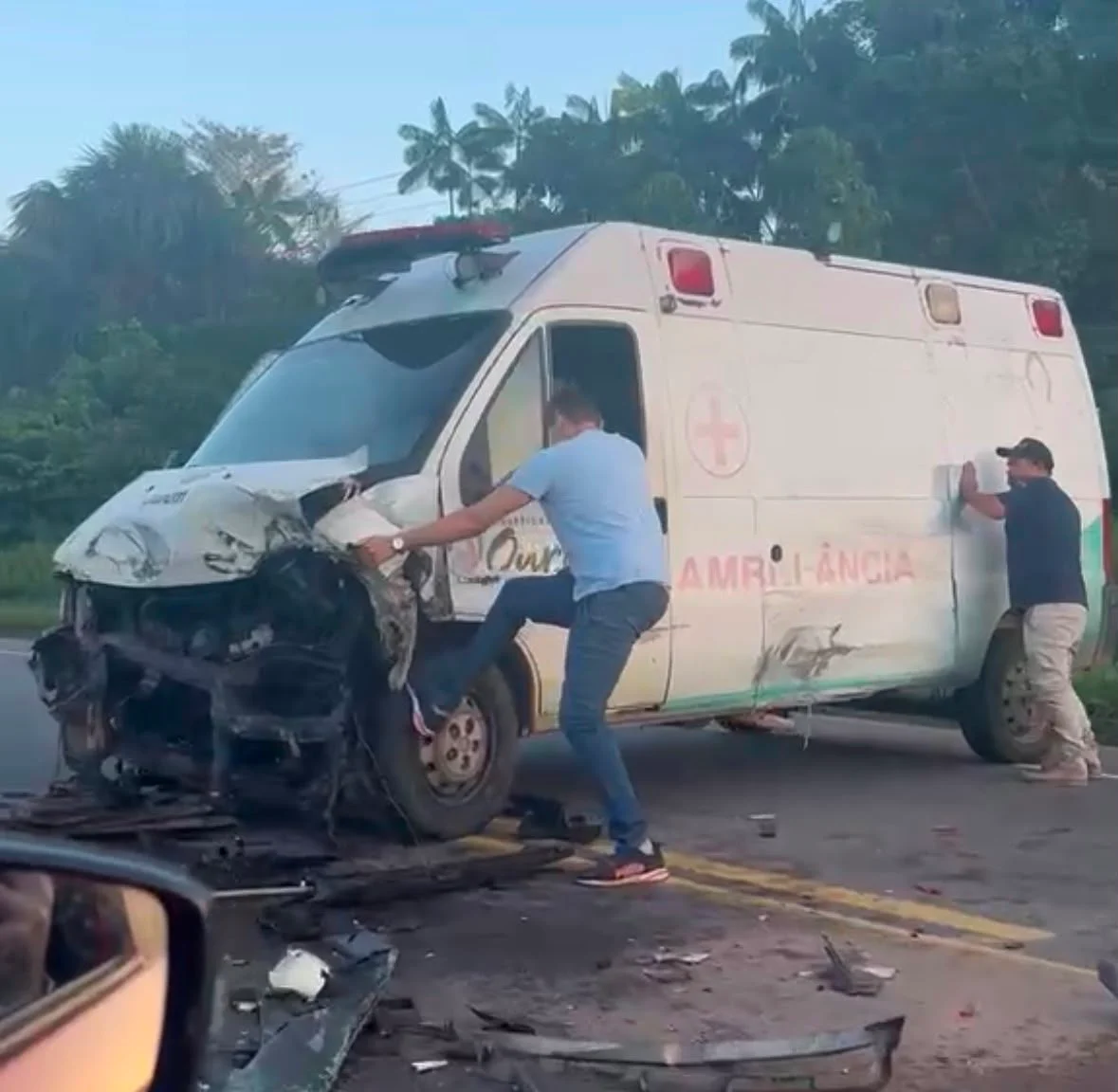Ambulância de Ourém se envolve em acidente na BR-316, em Santa Maria do Pará