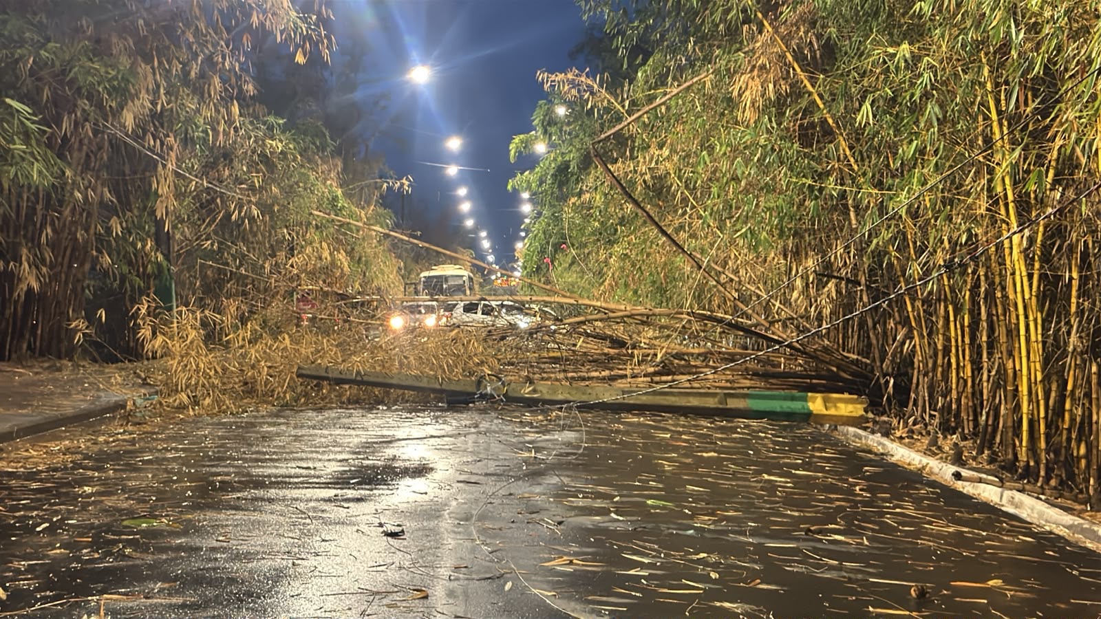 Temporal derruba poste, arrasta objetos e deixa bairros sem energia em Marabá