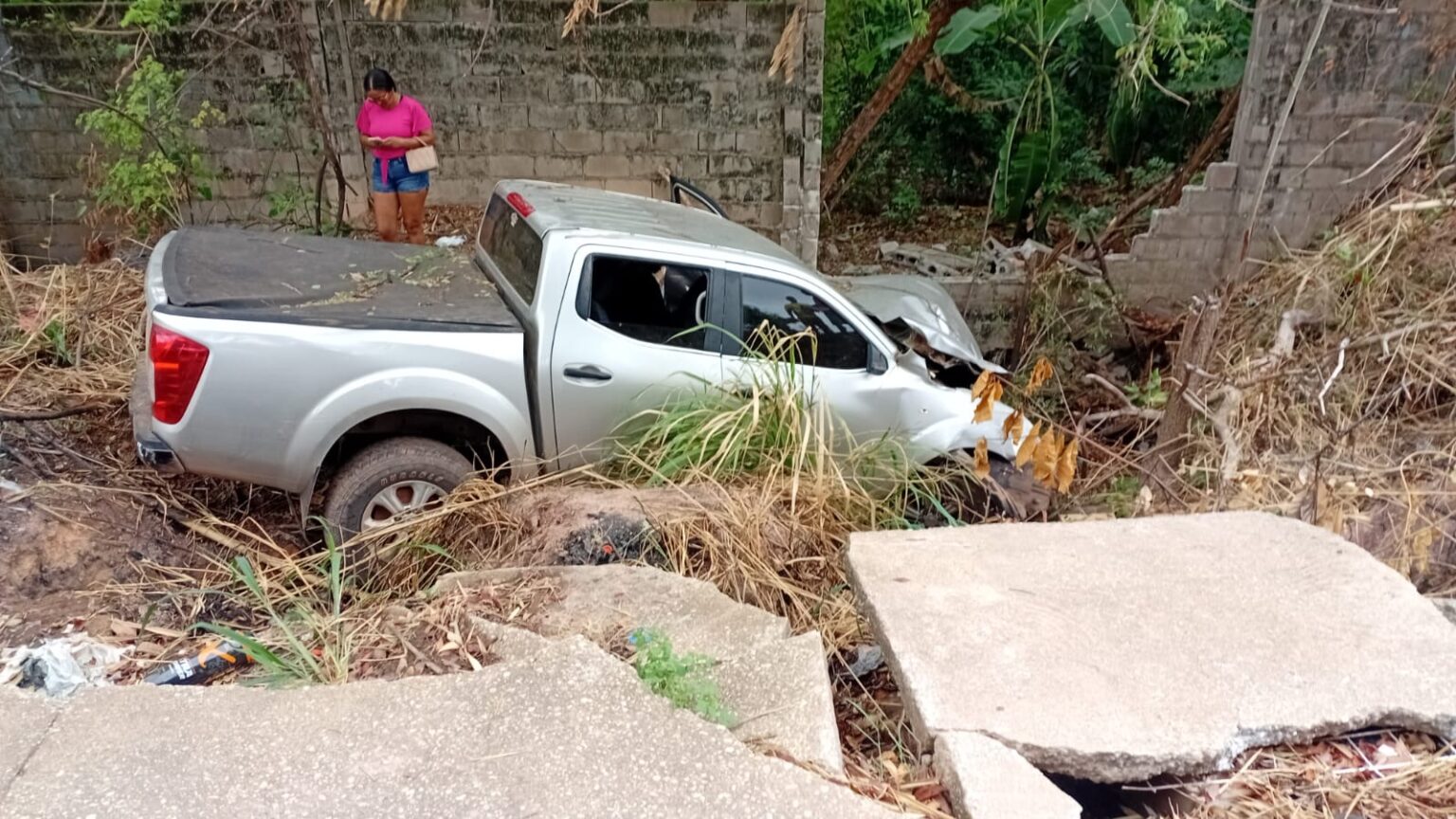 Carro é encontrado destruído após atingir muro no Campus II da Unifesspa, em Marabá