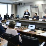 Fim da escala 6×1 é aprovado na CCJ, mas votação fica para depois da eleição