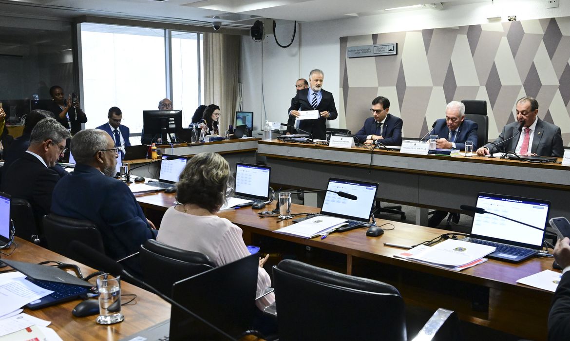 Fim da escala 6×1 é aprovado na CCJ, mas votação fica para depois da eleição