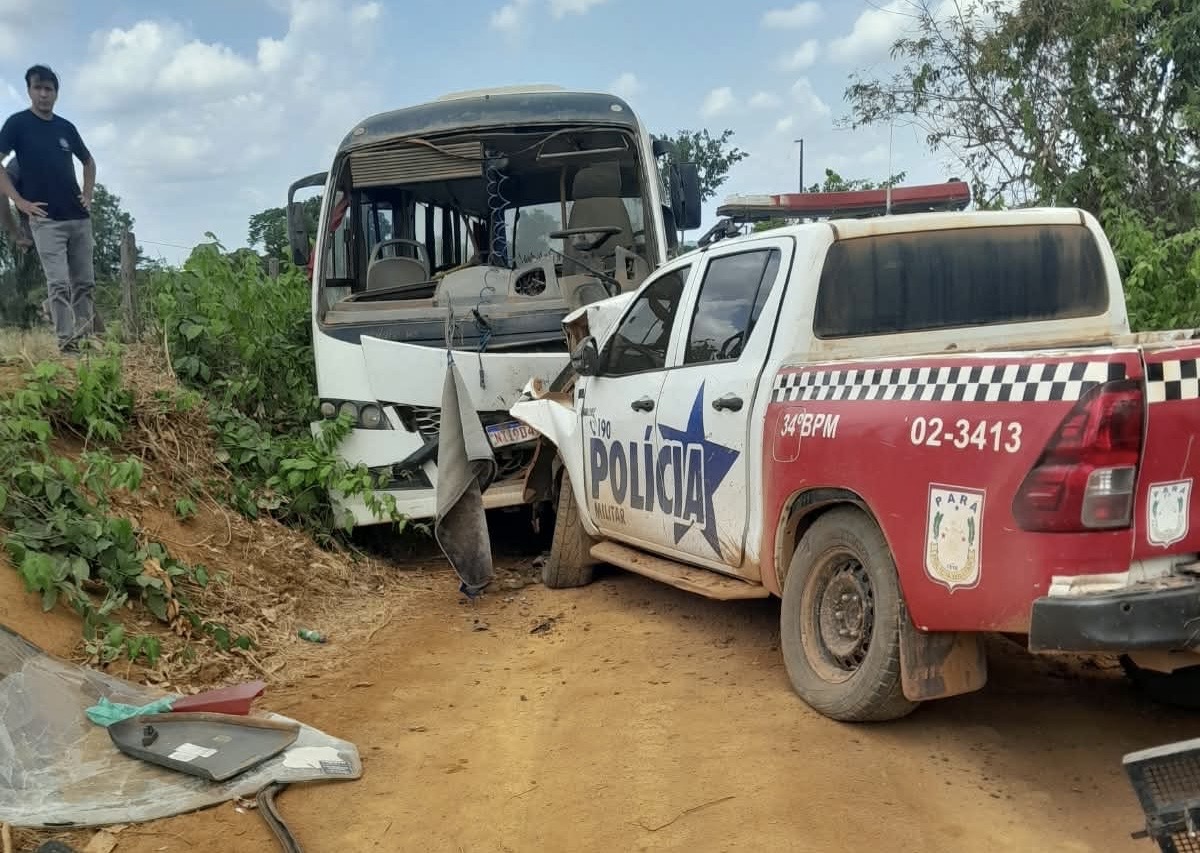 Viatura da PM colide com microônibus na zona rural de Marabá