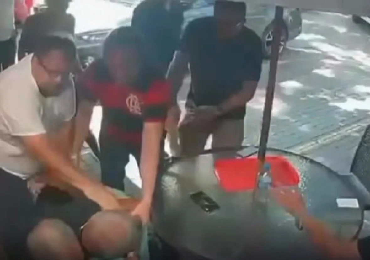 Homens trocam agressões em frente a conveniência no Pará