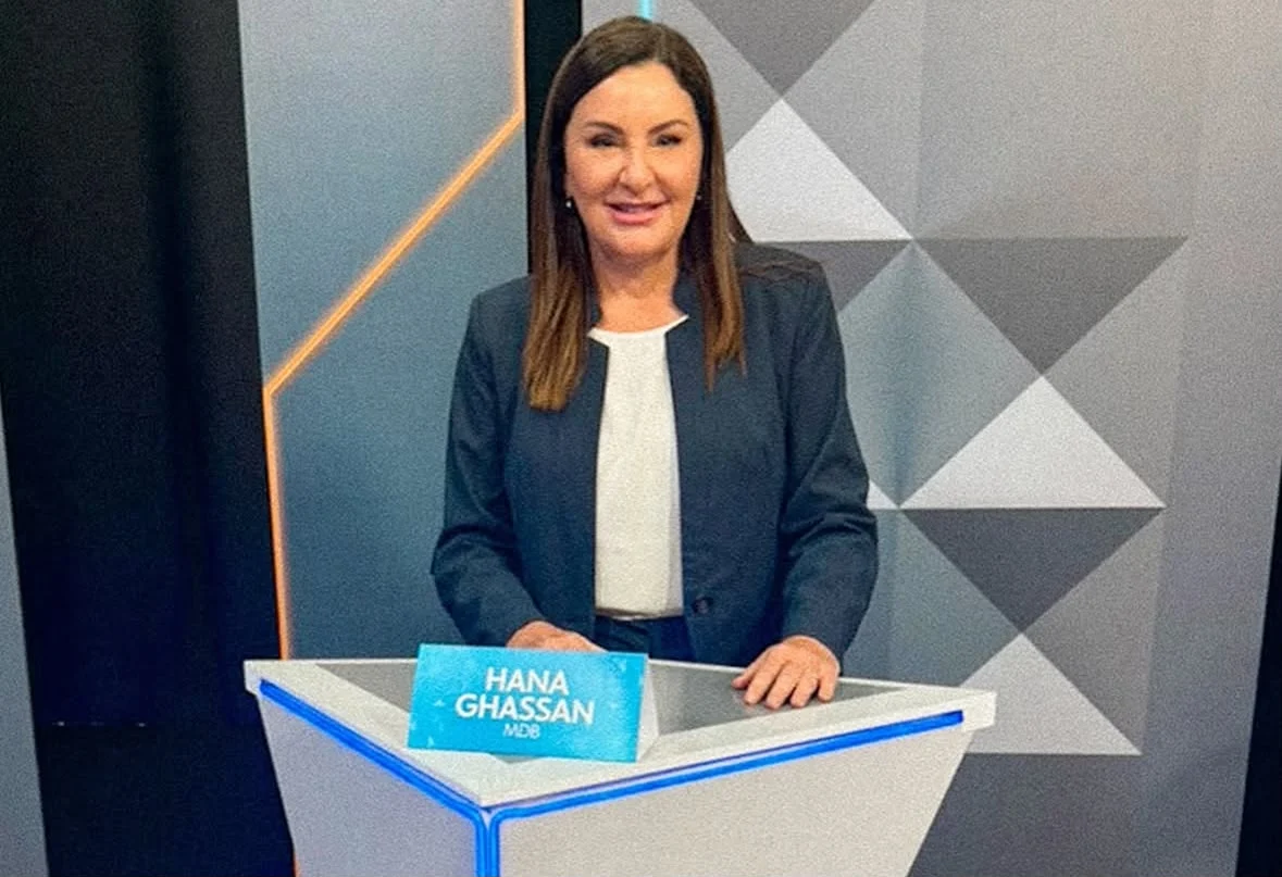 Em festa, apoiadores carregam Hana Ghassan após debate às vésperas do 1º turno