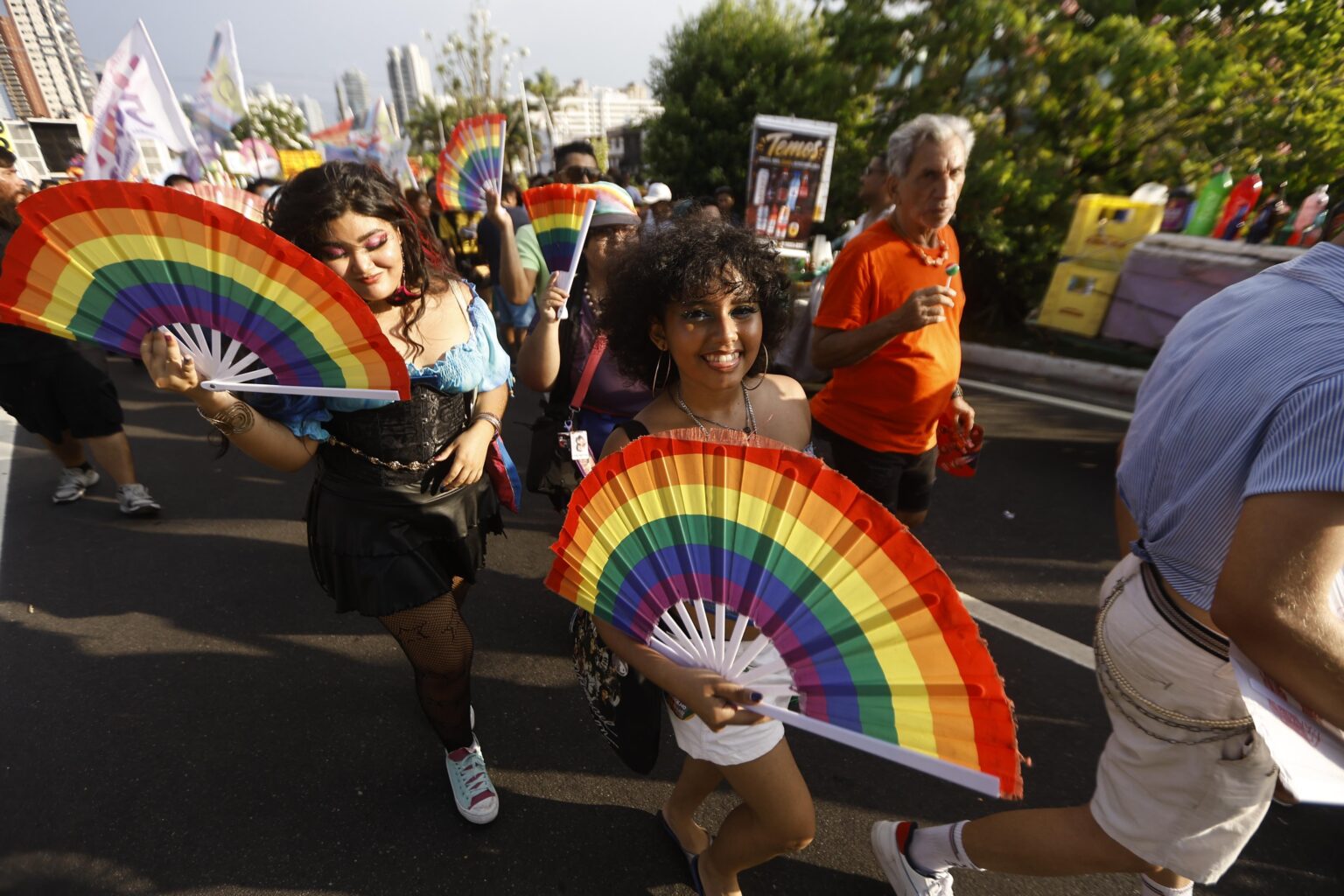 Parada do Orgulho LGBTI+ reúne multidão e celebra diversidade em Belém