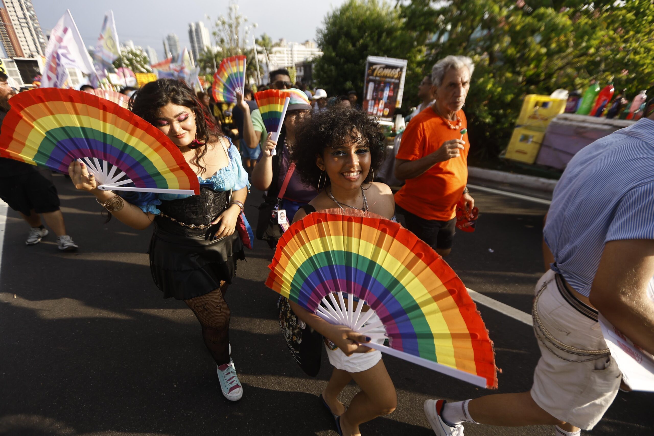 Parada do Orgulho LGBTI+ reúne multidão e celebra diversidade em Belém