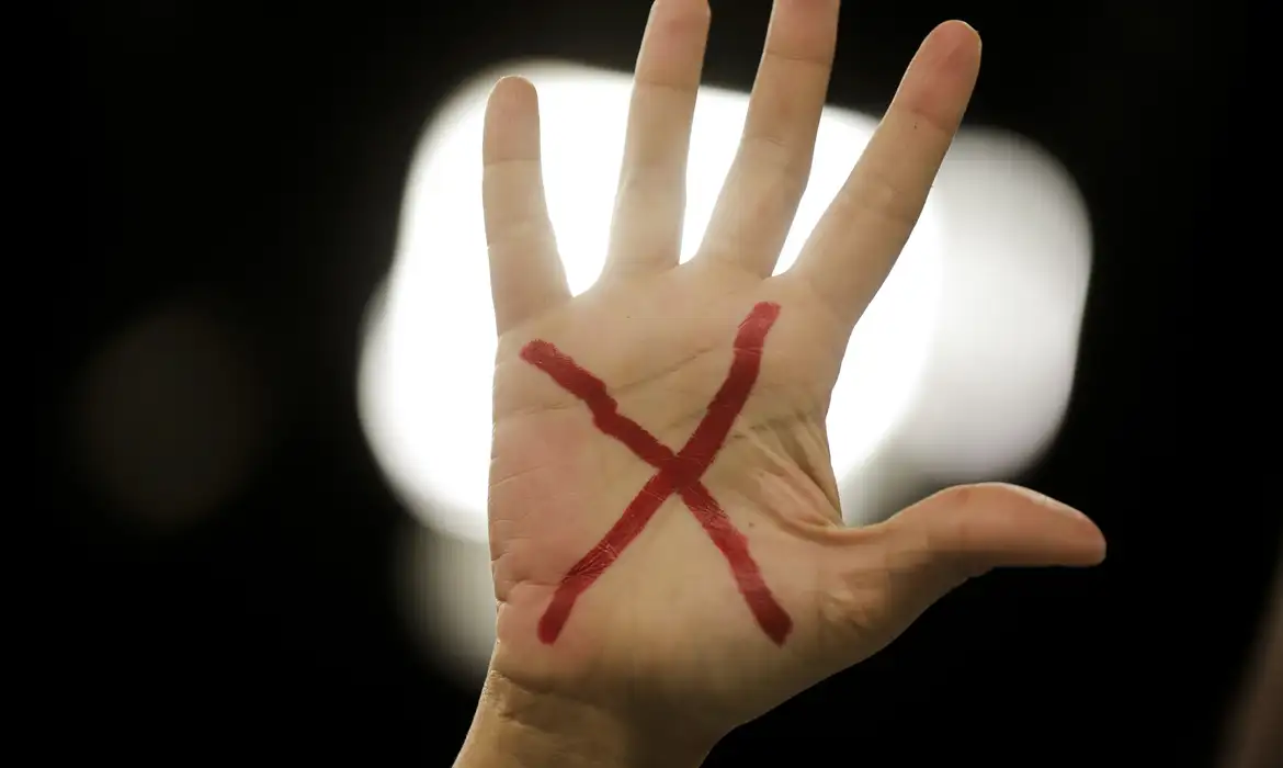 Violência muda rotina e escolhas de 98% das mulheres brasileiras