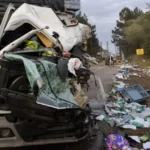 Batida entre caminhões mata homem de 22 anos e deixa mulher, criança e bebê feridos, em SC