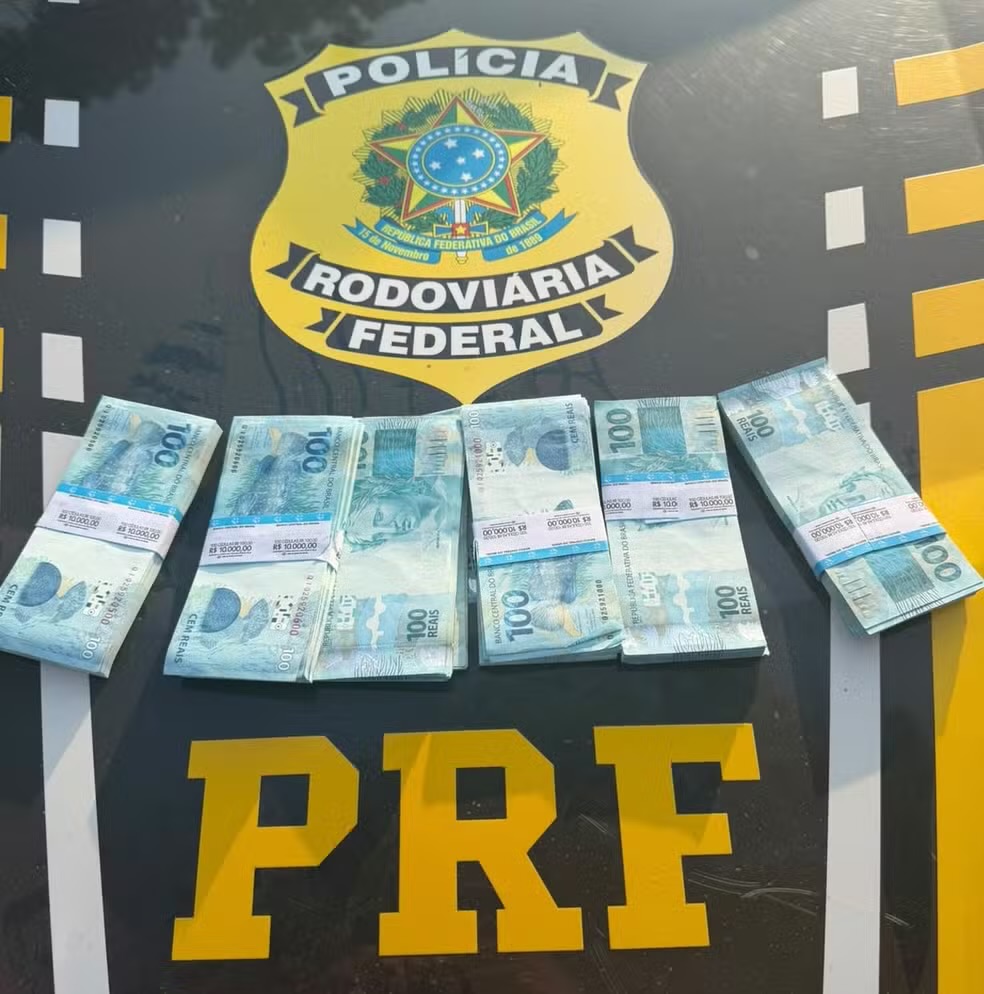 PRF apreende R$ 55 mil em dinheiro durante fiscalização na BR-230, em Itaituba