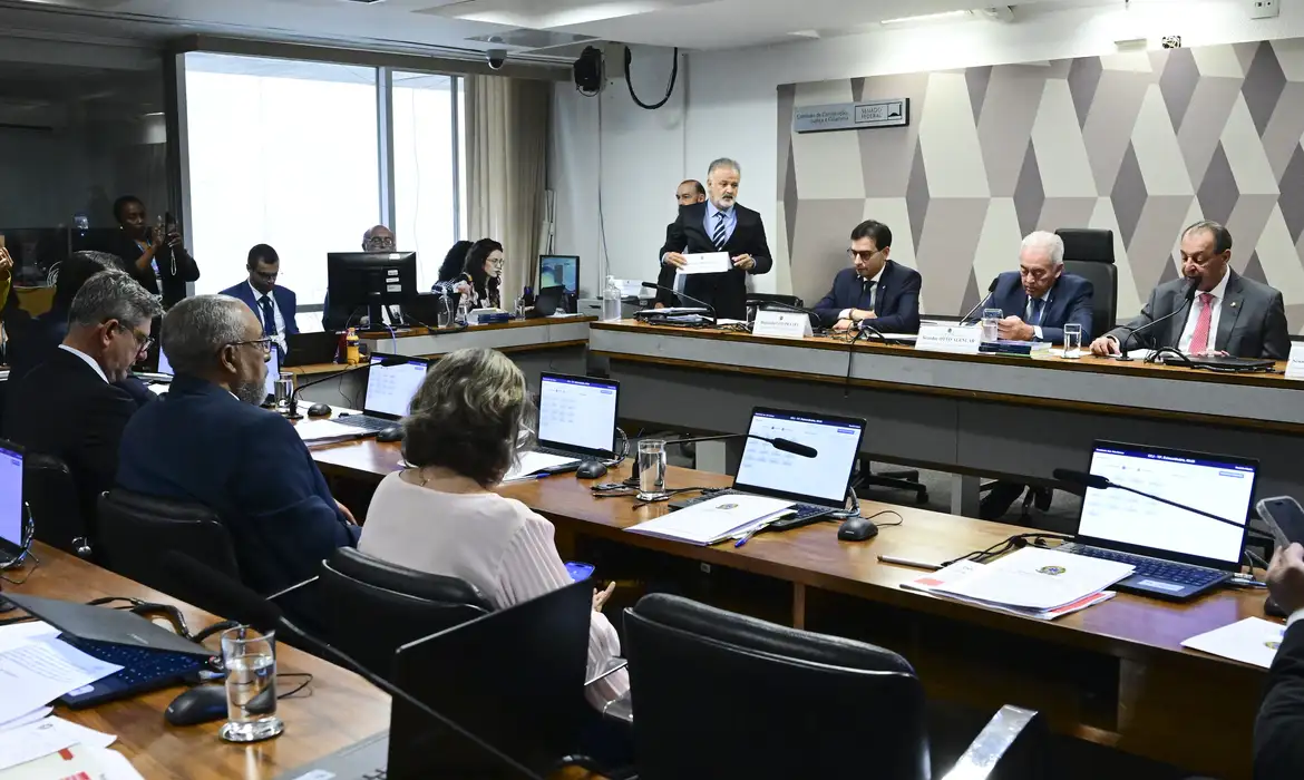 CCJ do Senado aprova PEC que acaba com jornada 6×1
