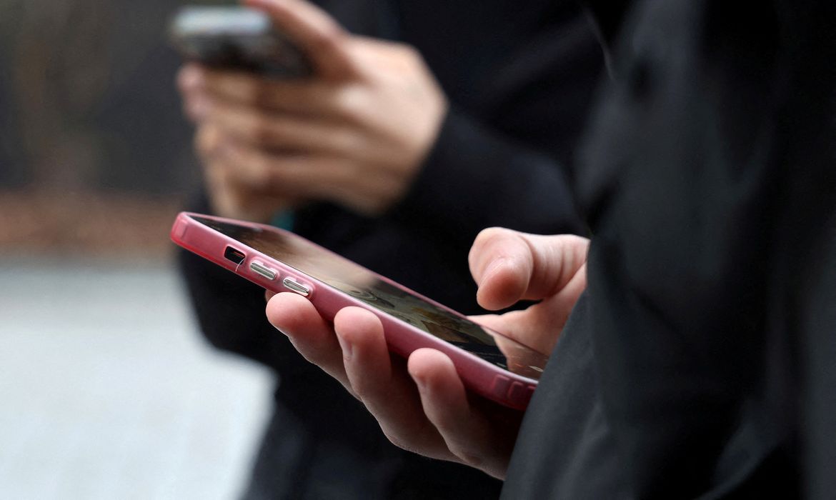 Adolescente cria plataforma para ajudar nova geração de eleitores nas urnas