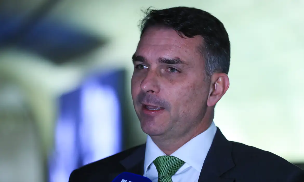 Mendonça inclui Flávio Bolsonaro como investigado no caso Dark Horse
