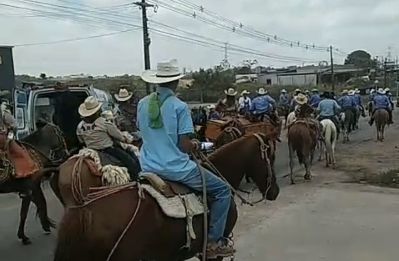 Criança fica gravemente ferida após cair de cavalo e ter cabeça pisoteada por animal durante Cavalgada da Expoama