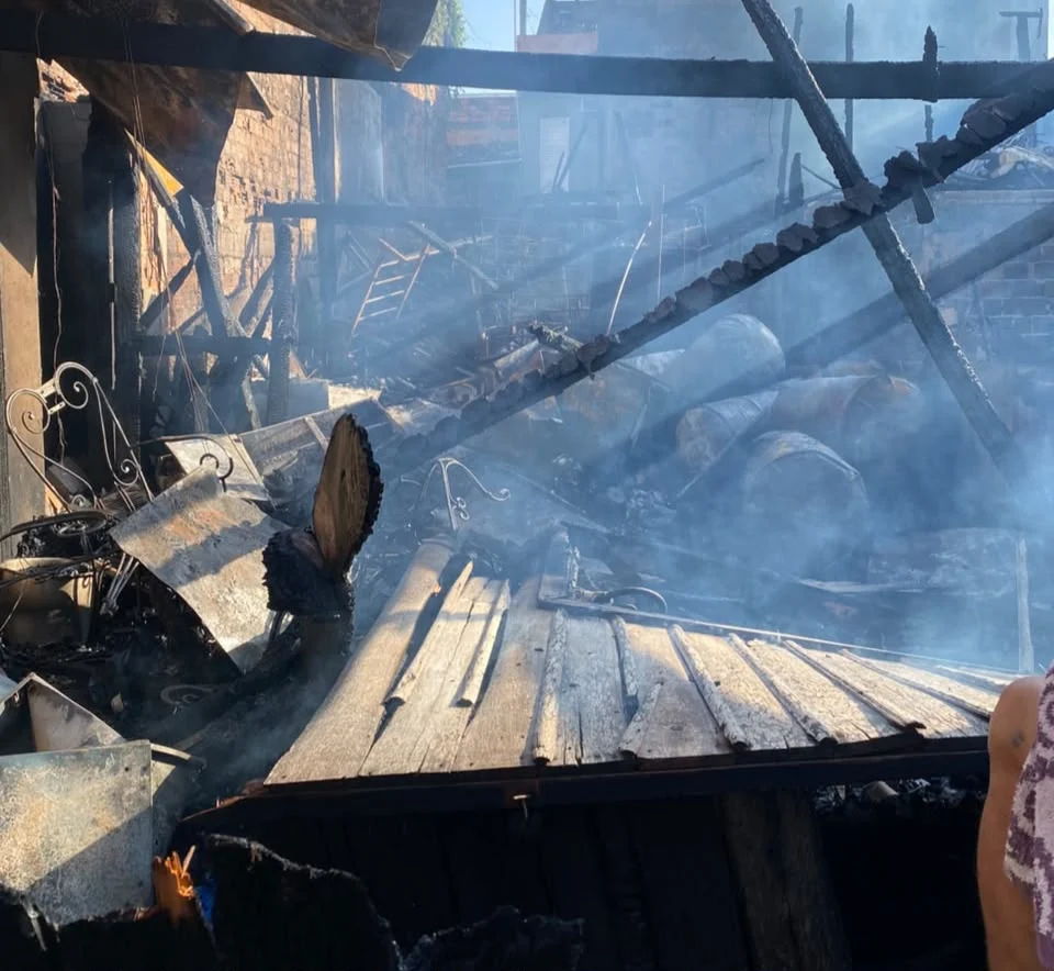 Incêndio atinge padaria e casa durante a madrugada no Pará; três cachorros e um passarinho morreram