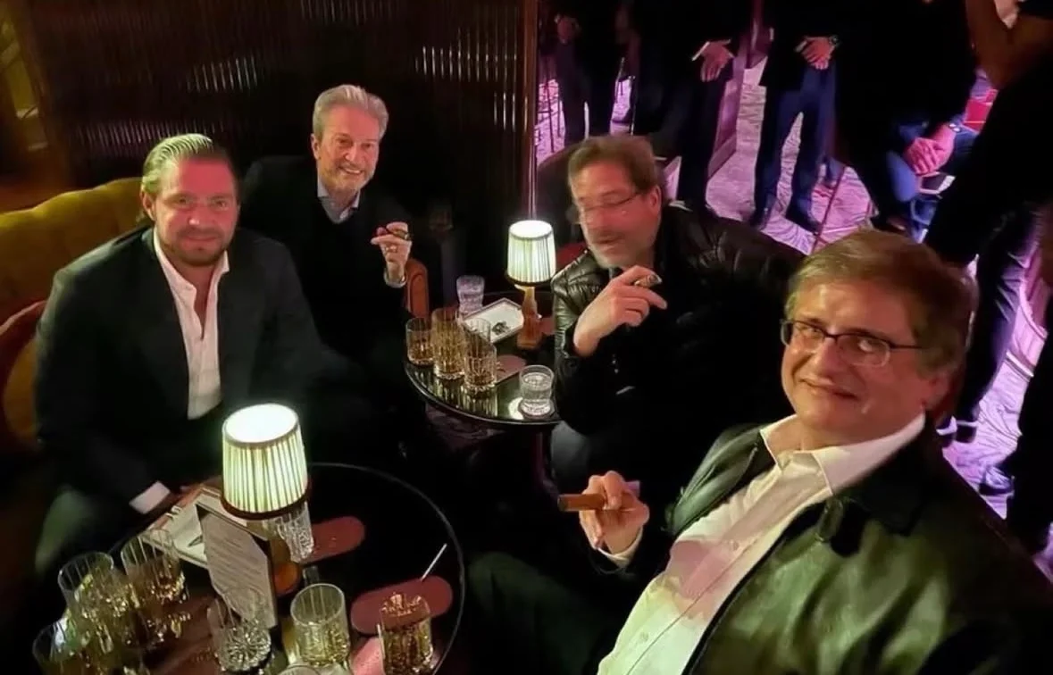 Gonet aparece com Daniel Vorcaro em foto encontrada pela PF no celular do banqueiro