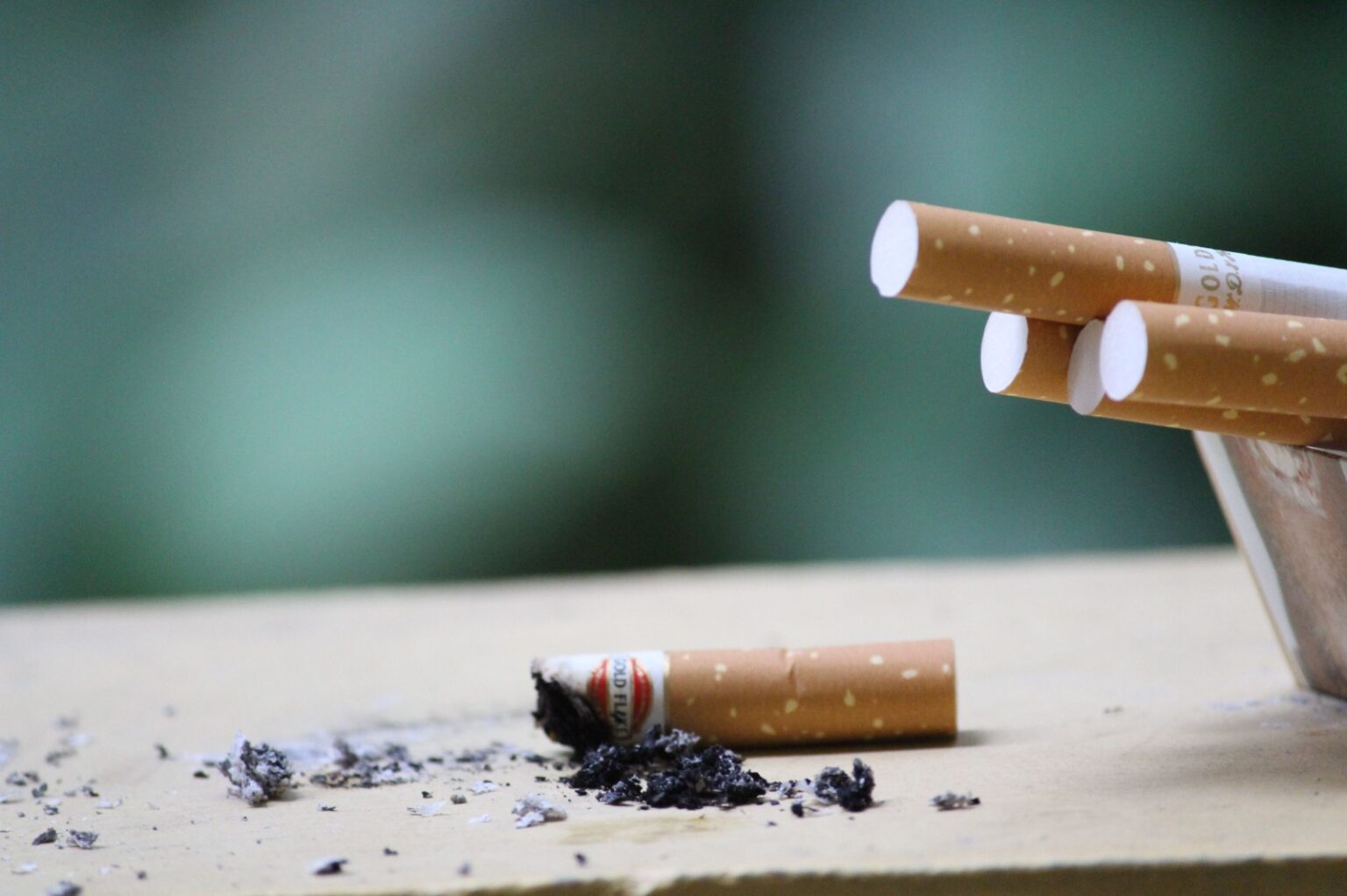 Parar de fumar reduz risco de câncer de pulmão mesmo após anos de consumo