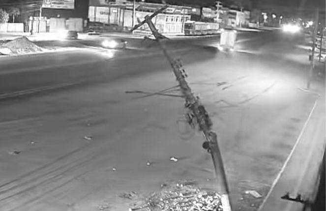 Três pessoas sofrem descarga elétrica após caminhão derrubar poste em Redenção