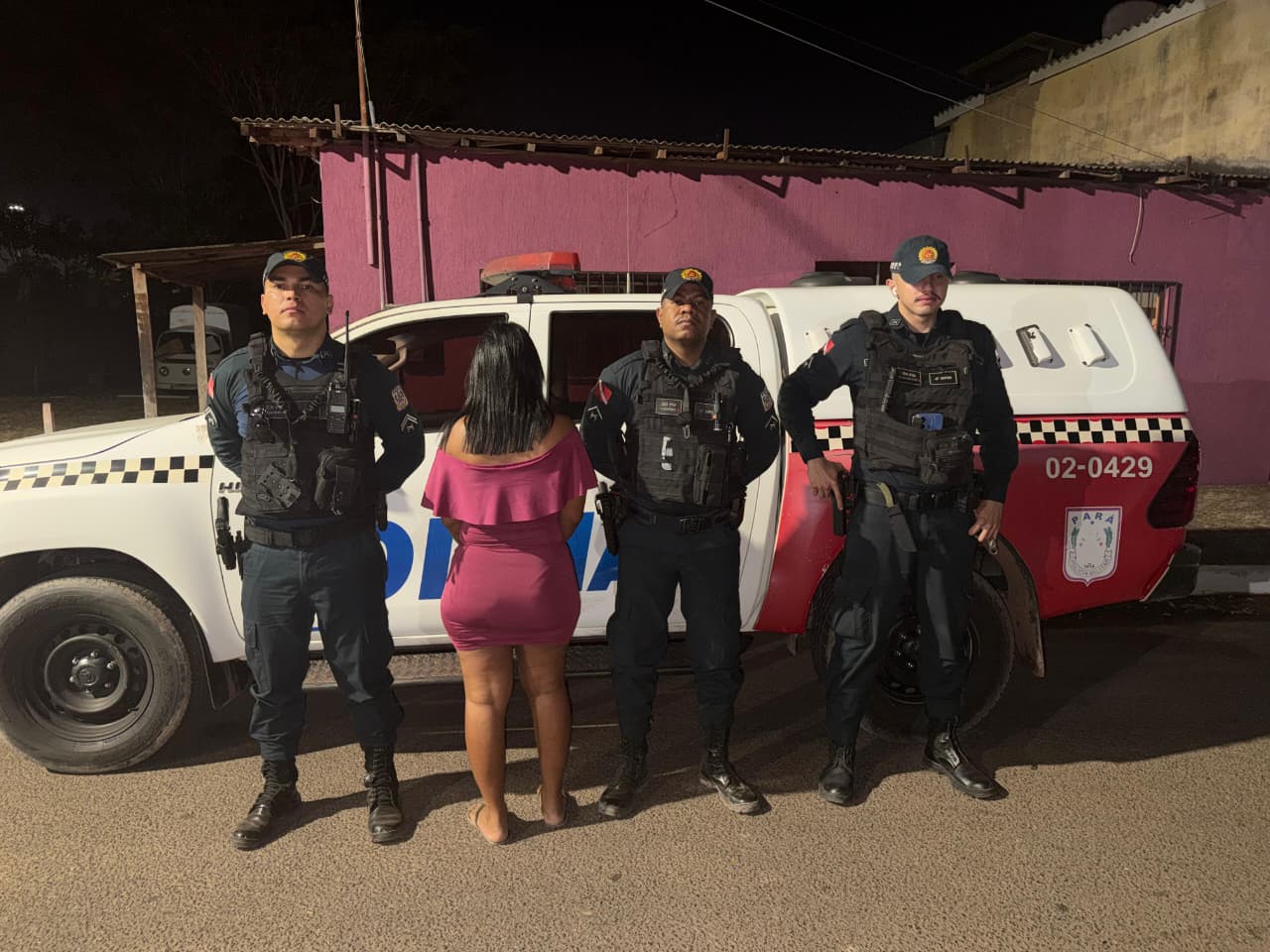 Mulher é conduzida à delegacia após polícia apreender drogas em residência em Marabá