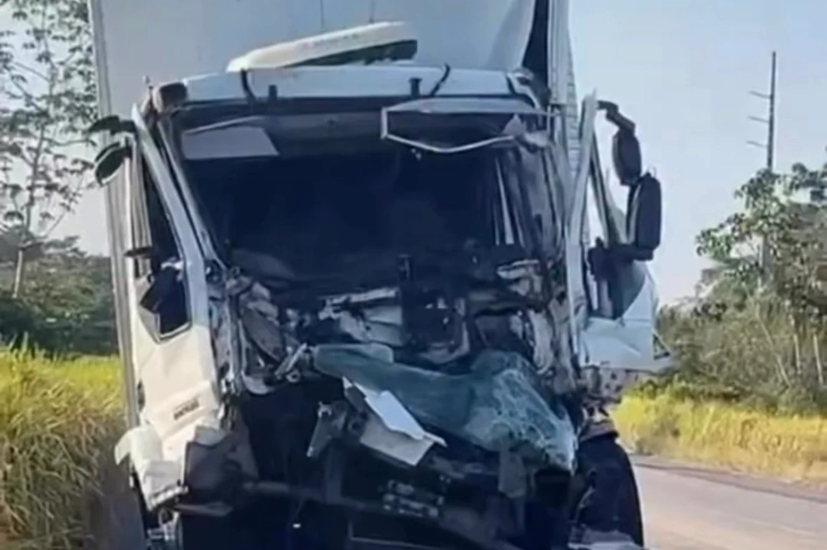 Motorista fica preso em ferragens após colisão entre duas carreta na BR-010