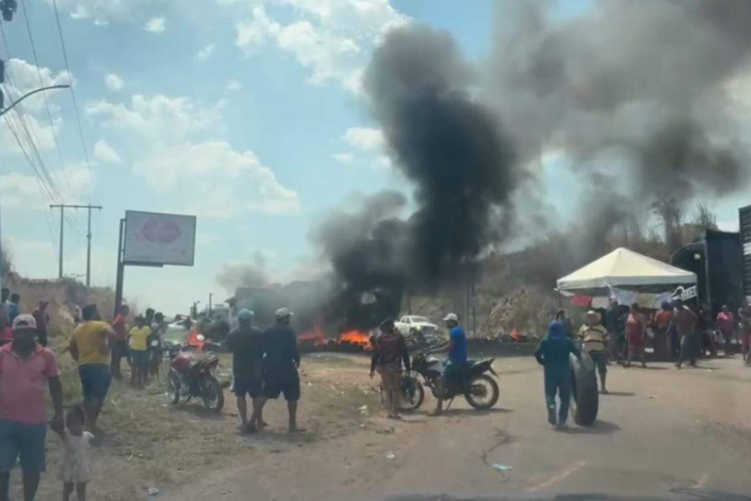 Protesto interdita BR-230 e provoca congestionamento em São João do Araguaia