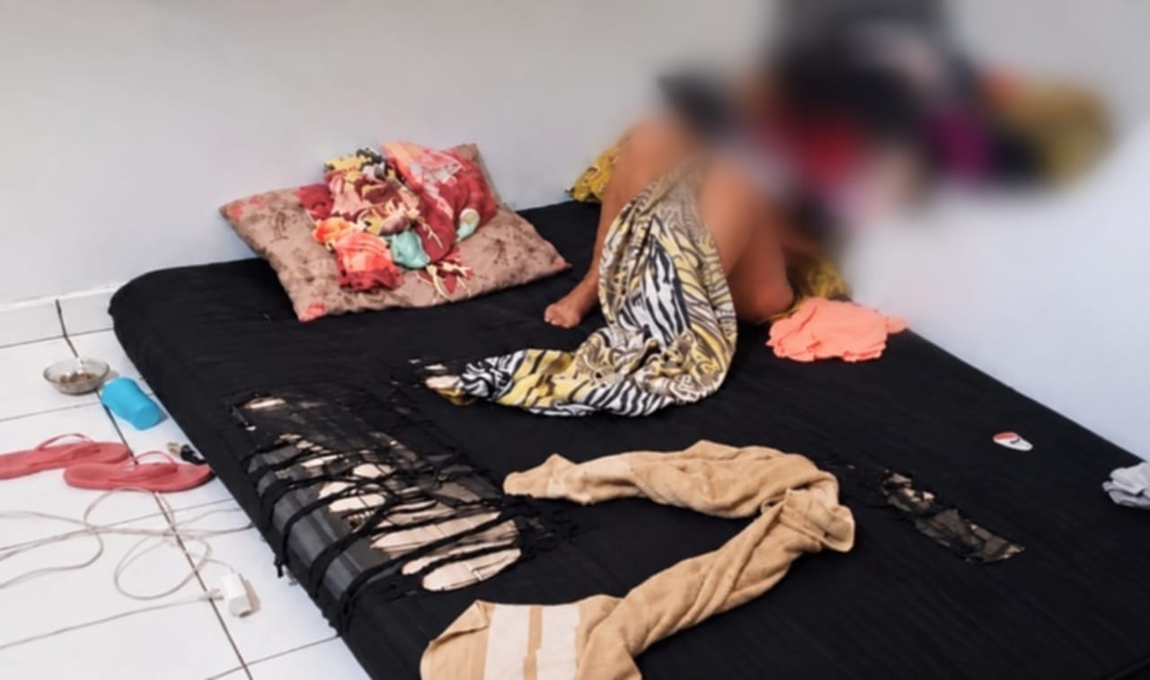 Mulher é encontrada amarrada e amordaçada após pedir socorro pelo celular