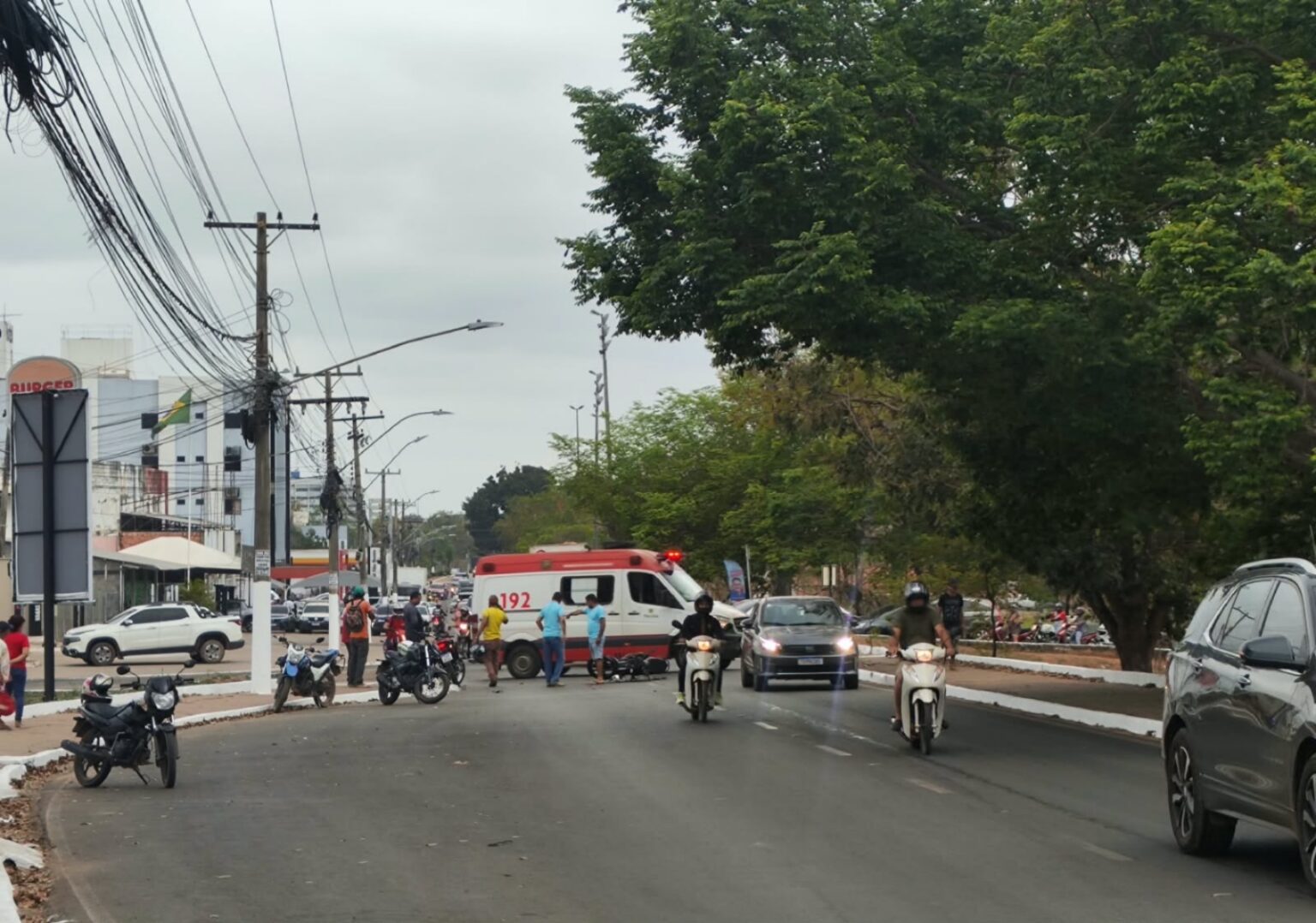 Duas motocicletas se envolvem em acidente em frente à Unifesspa, em Marabá