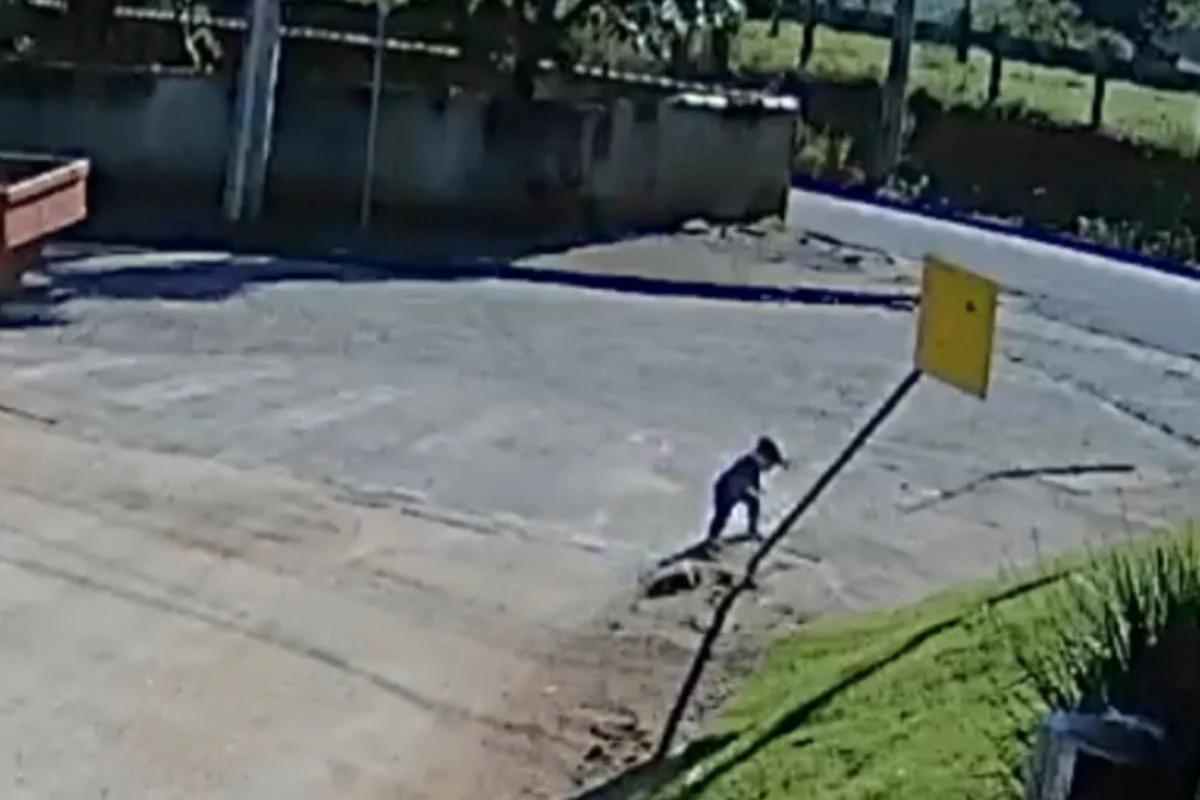 Bebê de 1 ano e 6 meses foge de creche e vai sozinho até trabalho da mãe