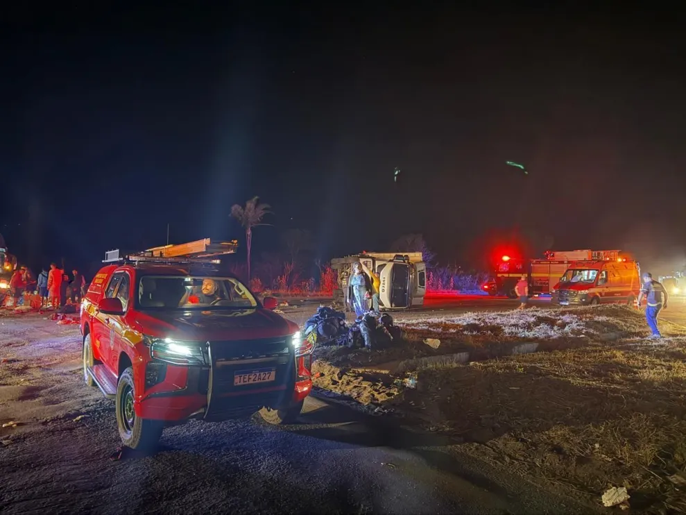 Acidente entre ônibus de turismo e carreta deixa seis mortos e dezenas de feridos em rodovia mineira