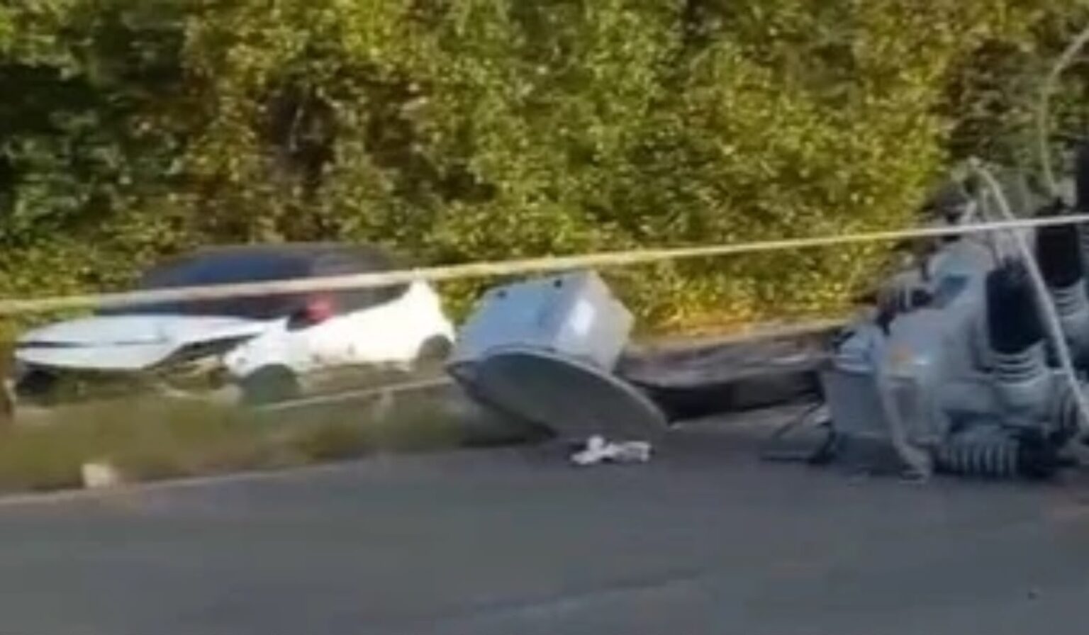 Carro bate em poste e deixa fios de alta tensão espalhados pela PA-458