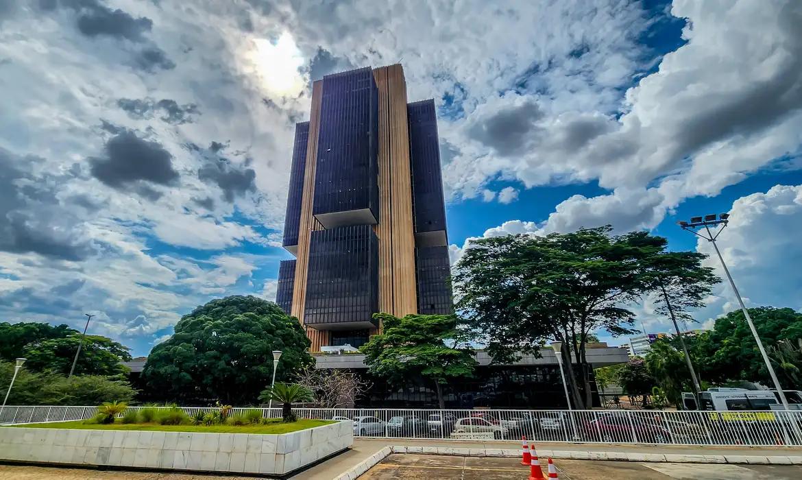 Banco Central reduz Selic para 13,75%