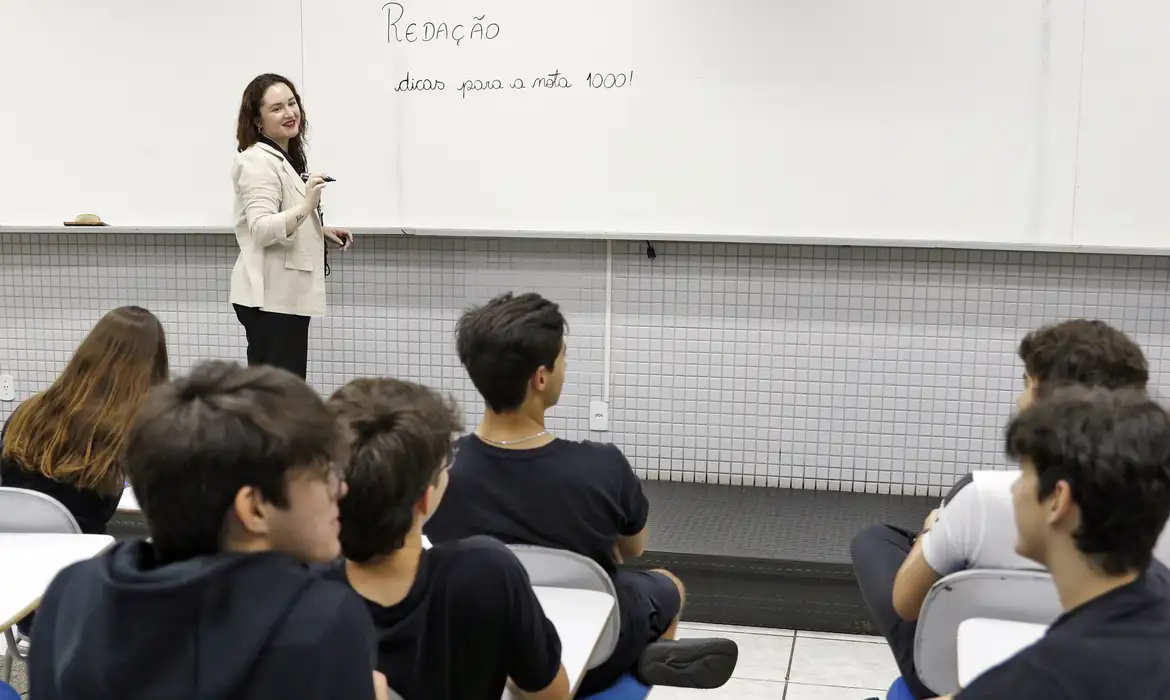 Inep publica cartilha de redação do Enem 2026 e alerta para “repertório de bolso”